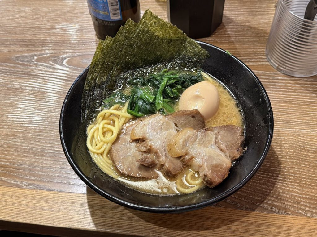 横浜家系ラーメン 銀家 横浜西口店 料理写真2